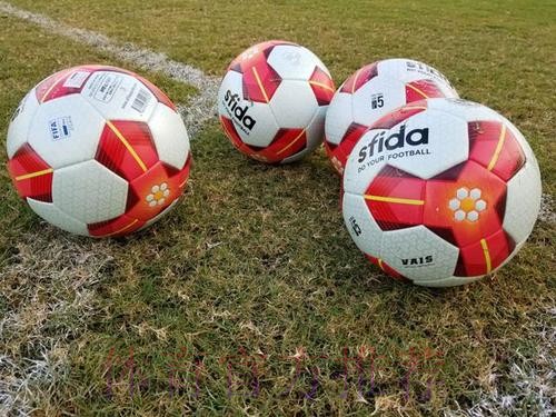 深圳首训 国足提前适应比赛用球 深圳首训 国足提前适应比赛用球